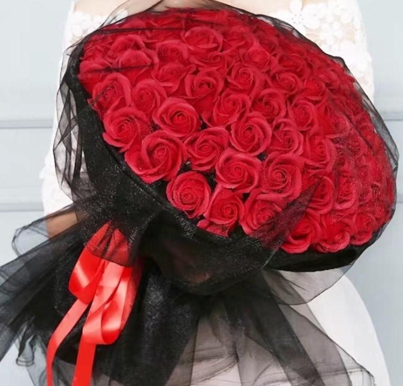 Luxury 100  Red Roses Extravaganza