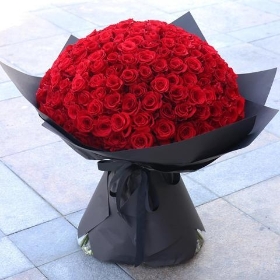 Luxury 100  Red Roses Extravaganza